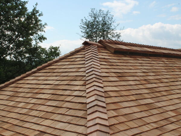 Walmdach mit Holzschindeln gedeckt