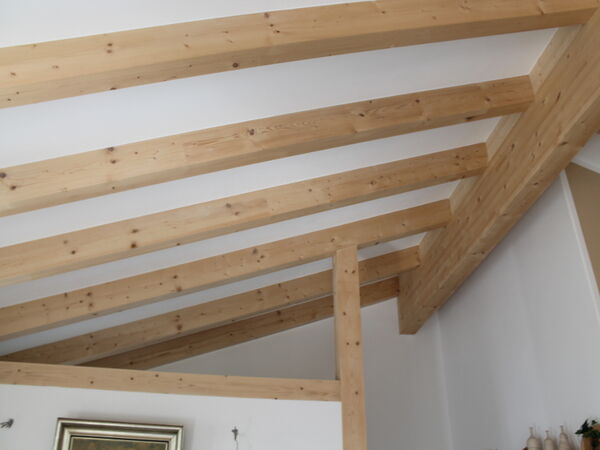 Ausgebautes Dachgeschoss mit sichtbaren Holzsparren