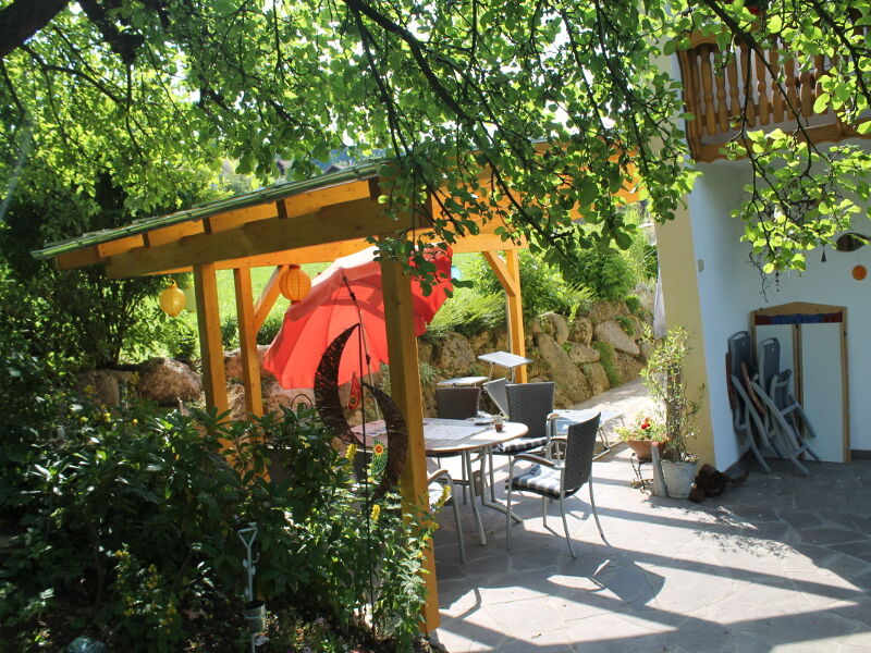Holzpergola über einer Terrasse im Garten