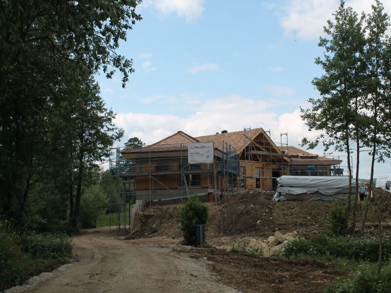 Neubau mit Holzfassade, Blick über das Grundstück