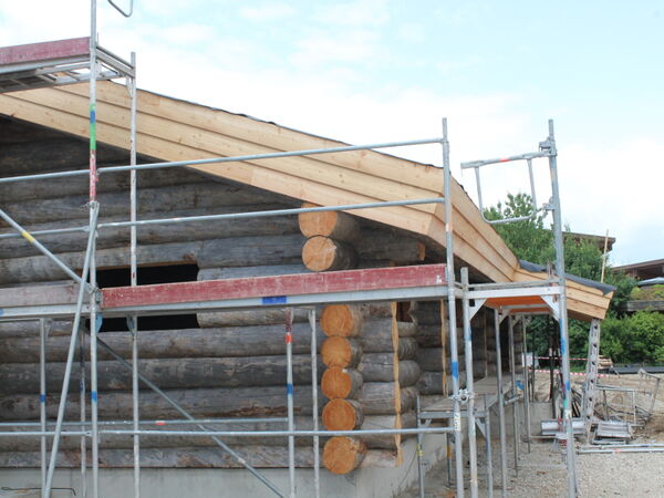 Blockhaus im Bau, eingerüstet