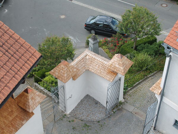 Kleiner Anbau mit Holzschindeldach aus der Vogelperspektive