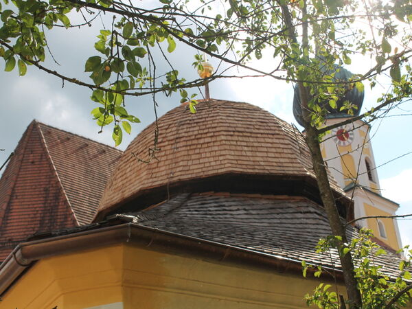 Kuppeldach einer Kapelle mit Holzschindeln