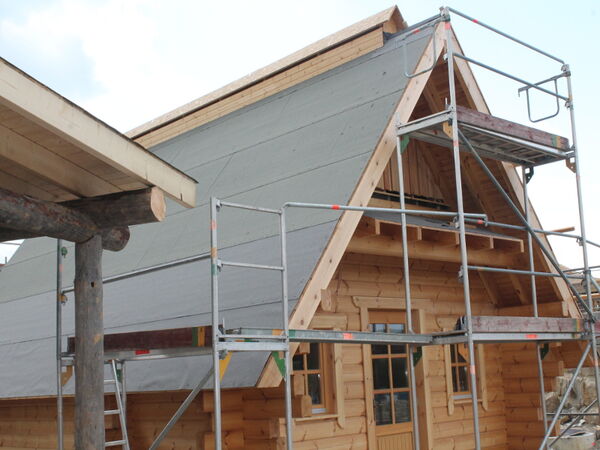 Holzhaus mit Satteldach im Bau, eingerüstet