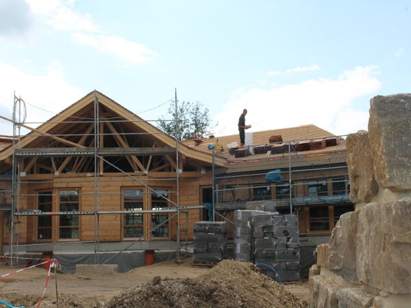 Rohbau mit Holzständerwerk und Dachstuhl